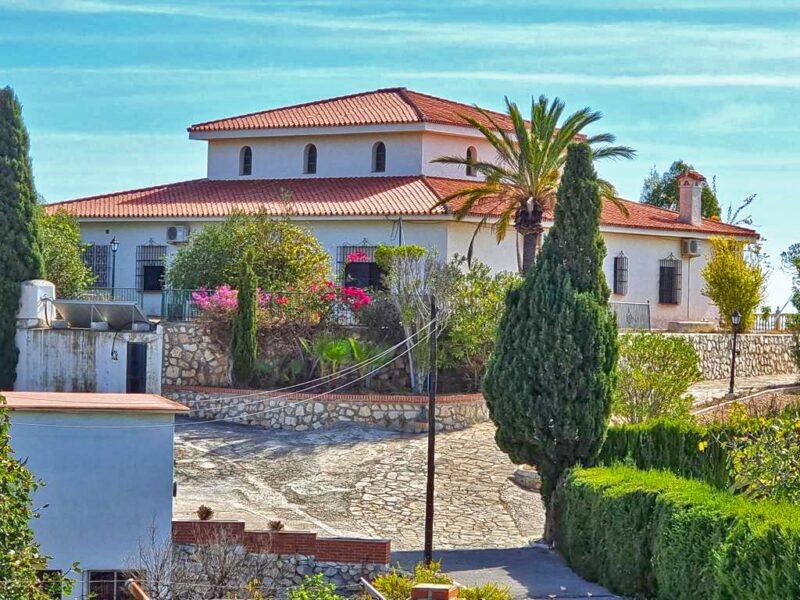 Elegant One-Level Villa with Sea Views and Guest Houses in Benalmádena, Costa del Sol